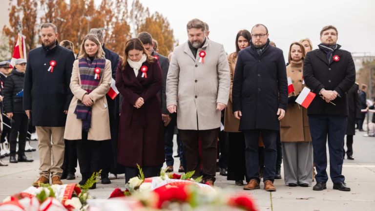 Barwna Parada Niepodległości przechodząca ulicą Świętojańską w Gdyni