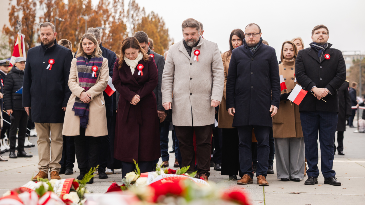 Barwna Parada Niepodległości przechodząca ulicą Świętojańską w Gdyni