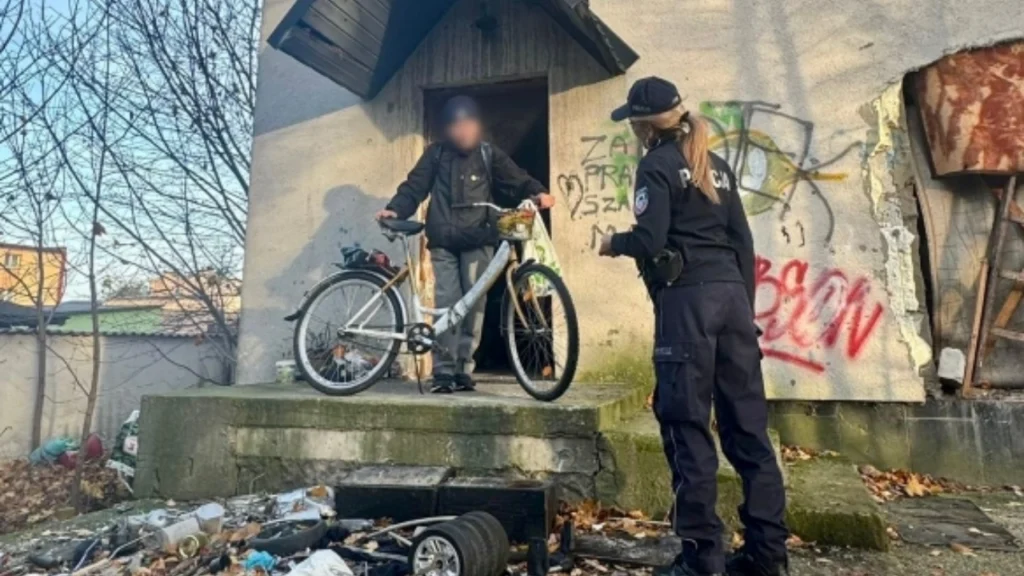 Gdyńscy policjanci sprawdzają miejsca, gdzie przebywają osoby w kryzysie bezdomności