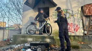 Gdyńscy policjanci sprawdzają miejsca, gdzie przebywają osoby w kryzysie bezdomności