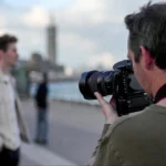 Ranking fotografów w Gdyni – fotograf podczas sesji plenerowej z klientem