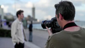 Ranking fotografów w Gdyni – fotograf podczas sesji plenerowej z klientem