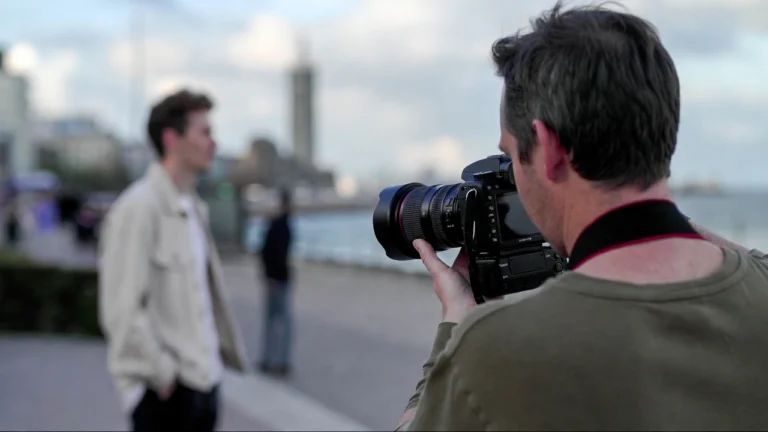 Ranking fotografów w Gdyni – fotograf podczas sesji plenerowej z klientem