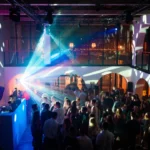 Ranking klubów w Gdyni – parkiet taneczny pełen ludzi podczas nocnej imprezy