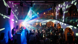 Ranking klubów w Gdyni – parkiet taneczny pełen ludzi podczas nocnej imprezy