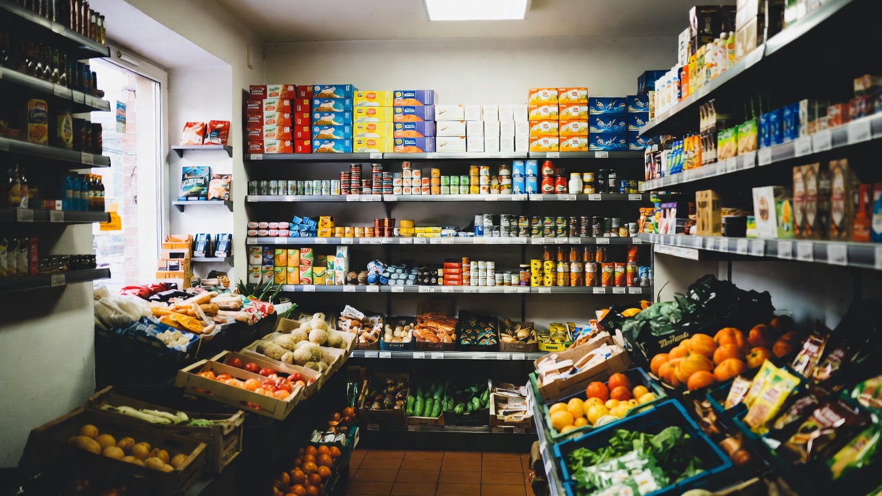 Ranking sklepów spożywczych w Gdyni – wnętrze sklepu z półkami pełnymi produktów