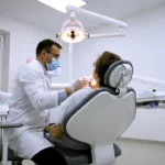 Ranking stomatologów w Gdyni – nowoczesny gabinet stomatologiczny podczas wizyty pacjenta