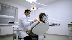 Ranking stomatologów w Gdyni – nowoczesny gabinet stomatologiczny podczas wizyty pacjenta