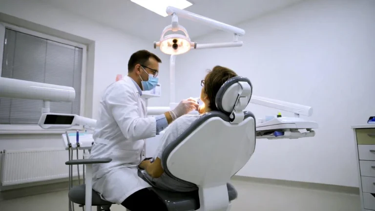 Ranking stomatologów w Gdyni – nowoczesny gabinet stomatologiczny podczas wizyty pacjenta