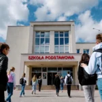 Ranking szkół w Gdyni – budynek szkoły z uczniami przed wejściem