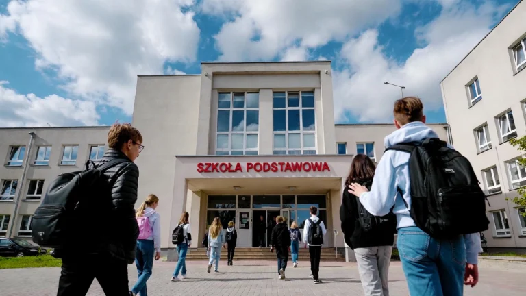 Ranking szkół w Gdyni – budynek szkoły z uczniami przed wejściem