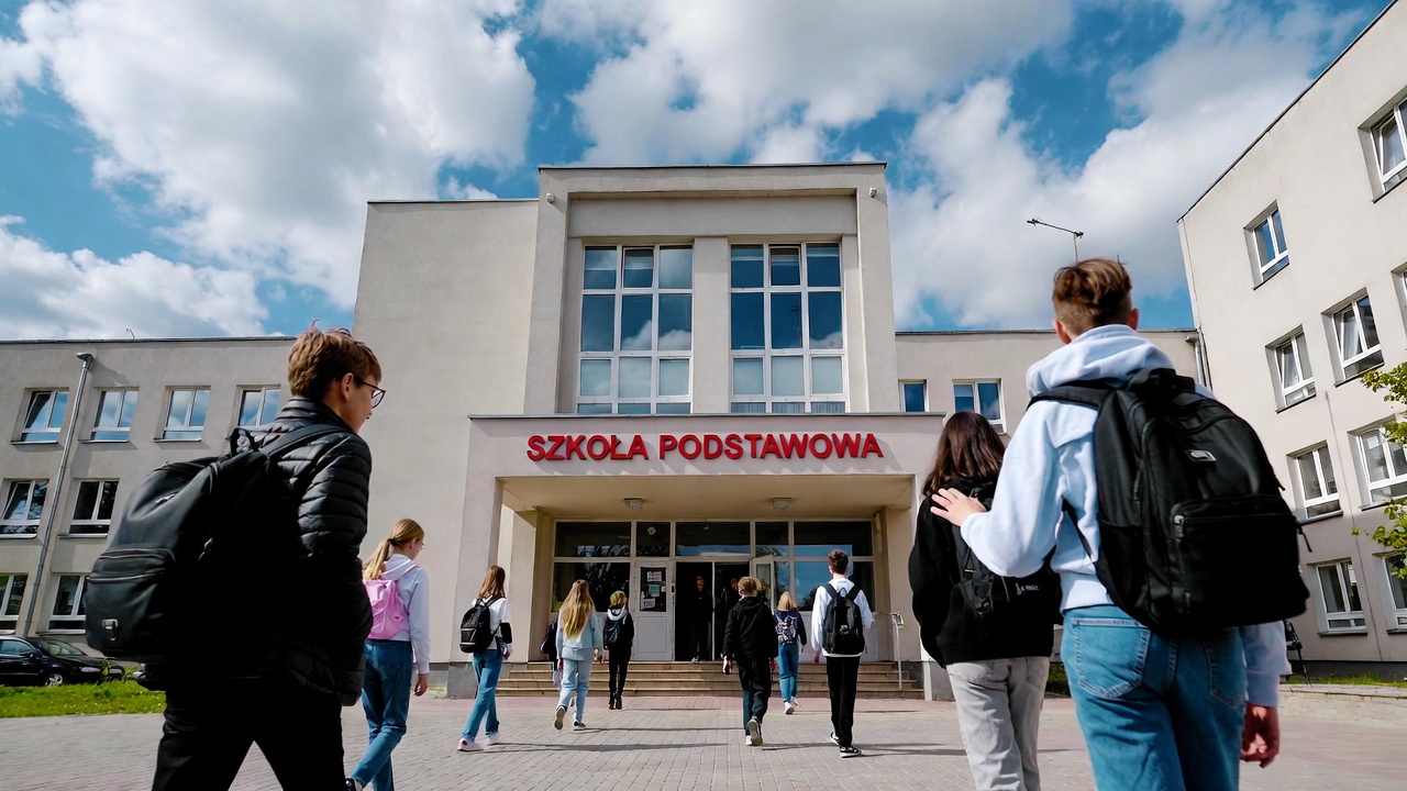 Ranking szkół w Gdyni – budynek szkoły z uczniami przed wejściem